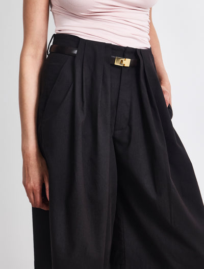 Juniper Pleated Short In Black